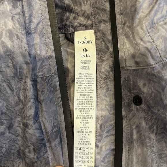 Lululemon Terrain Shell *lululemon lab. Black. Size 6. NWT. - Picture 4 of 4